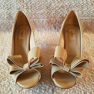 VALENTINO BEIGE PATENT LEATHER PEEP TOE PUMPS